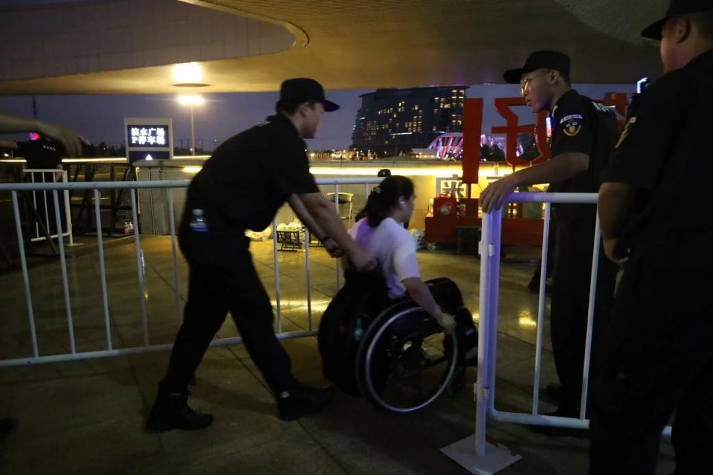 C:/Users/Administrator/Desktop/臺(tái)風(fēng)“貝碧嘉”來(lái)襲，南京保安積極應(yīng)對(duì)，“守”護(hù)萬(wàn)家團(tuán)圓！/13.jpg13