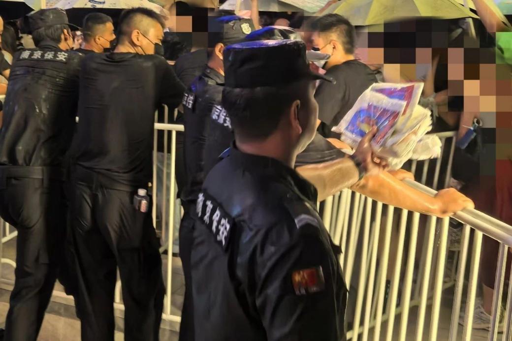 C:/Users/Administrator/Desktop/臺(tái)風(fēng)“貝碧嘉”來(lái)襲，南京保安積極應(yīng)對(duì)，“守”護(hù)萬(wàn)家團(tuán)圓！/11.jpg11