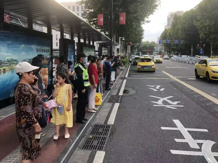 C:/Users/Administrator/Desktop/臺(tái)風(fēng)“貝碧嘉”來(lái)襲，南京保安積極應(yīng)對(duì)，“守”護(hù)萬(wàn)家團(tuán)圓！/2.jpg2