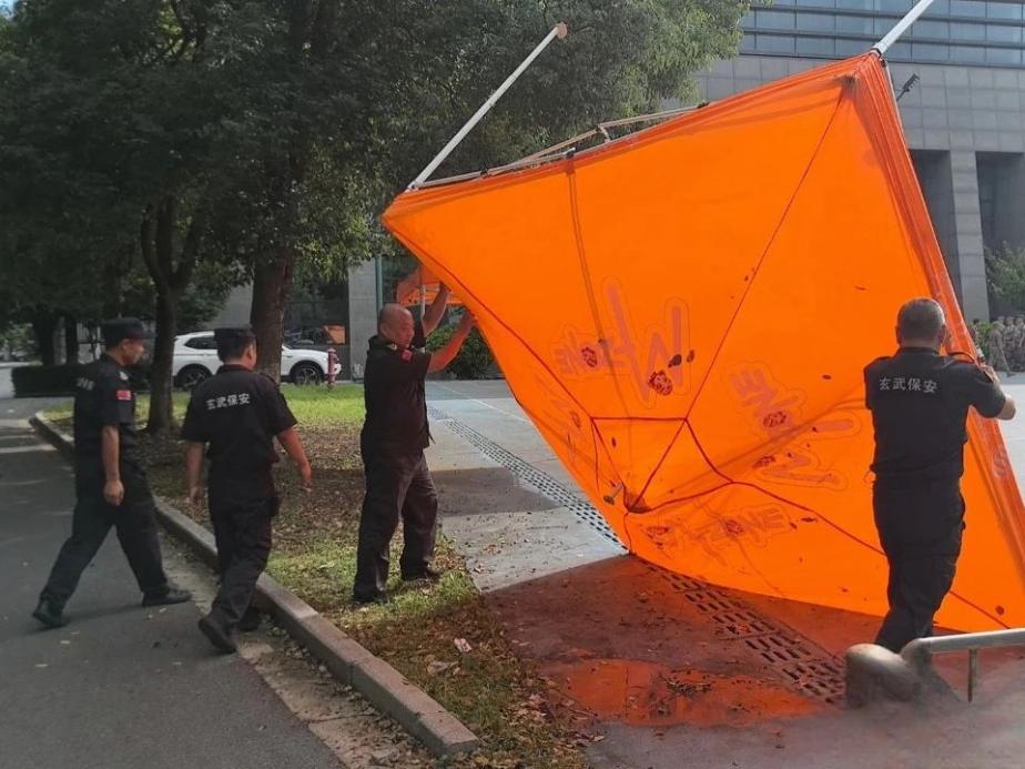 C:/Users/Administrator/Desktop/臺(tái)風(fēng)“貝碧嘉”來(lái)襲，南京保安積極應(yīng)對(duì)，“守”護(hù)萬(wàn)家團(tuán)圓！/3.jpg3