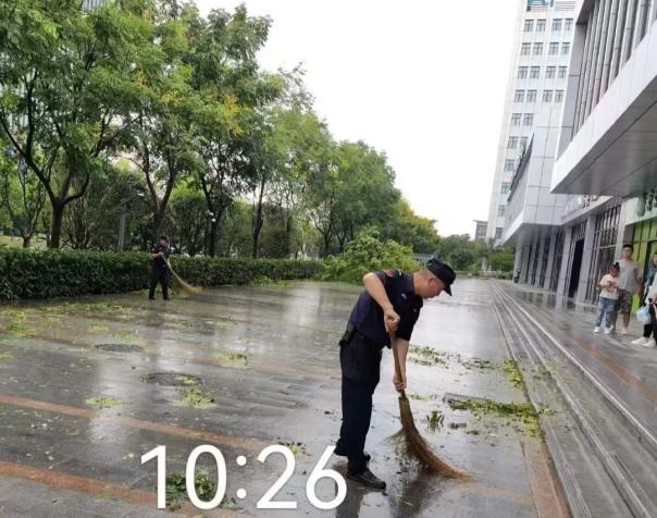C:/Users/BA/Desktop/風(fēng)雨過(guò)后南京保安迅速行動(dòng)，恢復(fù)安“寧”面貌/5.jpg5