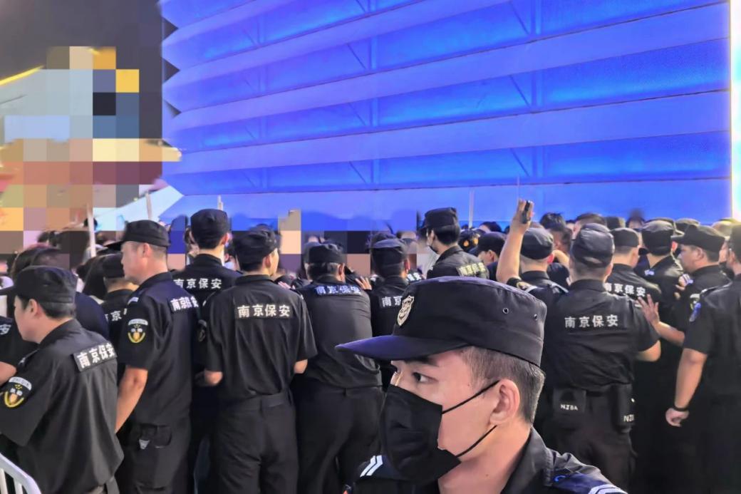 C:/Users/Administrator/Desktop/臺(tái)風(fēng)“貝碧嘉”來(lái)襲，南京保安積極應(yīng)對(duì)，“守”護(hù)萬(wàn)家團(tuán)圓！/12.jpg12