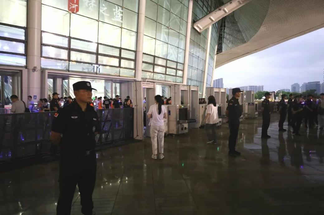 C:/Users/Administrator/Desktop/“安保鐵軍、硬核保障”2024系列報(bào)道四十二——南京市保安服務(wù)有限公司成功護(hù)航張碧晨「今兒個(gè)開心」十周年巡回演唱會(huì)南京站安保任務(wù)/3.jpg3