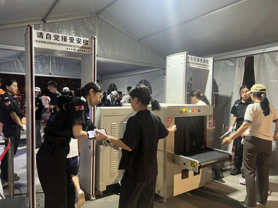 C:/Users/Administrator/Desktop/臺(tái)風(fēng)“貝碧嘉”來(lái)襲，南京保安積極應(yīng)對(duì)，“守”護(hù)萬(wàn)家團(tuán)圓！/9.jpg9