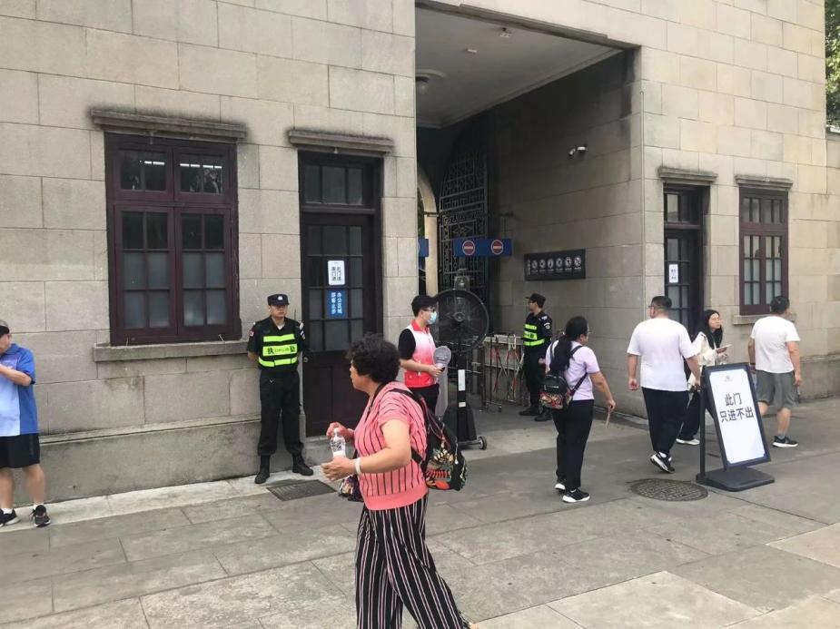 C:/Users/Administrator/Desktop/臺(tái)風(fēng)“貝碧嘉”來(lái)襲，南京保安積極應(yīng)對(duì)，“守”護(hù)萬(wàn)家團(tuán)圓！/8.jpg8