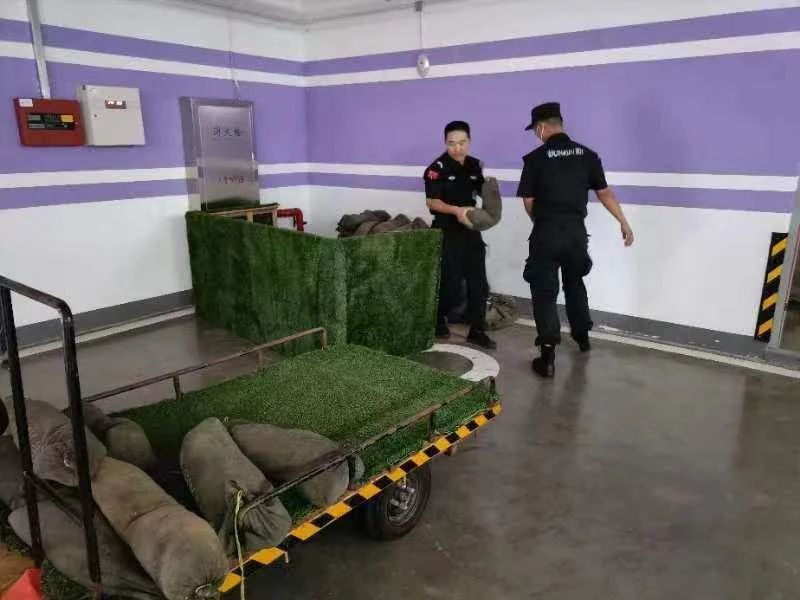 C:/Users/Administrator/Desktop/臺(tái)風(fēng)“貝碧嘉”來(lái)襲，南京保安積極應(yīng)對(duì)，“守”護(hù)萬(wàn)家團(tuán)圓！/5.jpg5